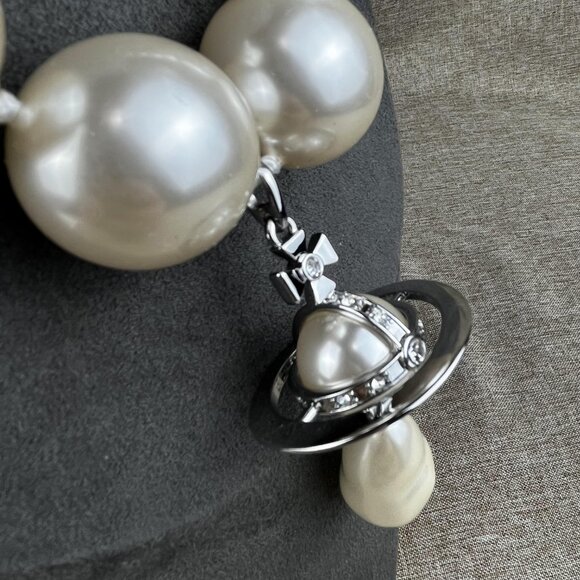 NEW Vivienne Westwood Giant Faux Pearl Necklace Silver - Picture 5 of 9